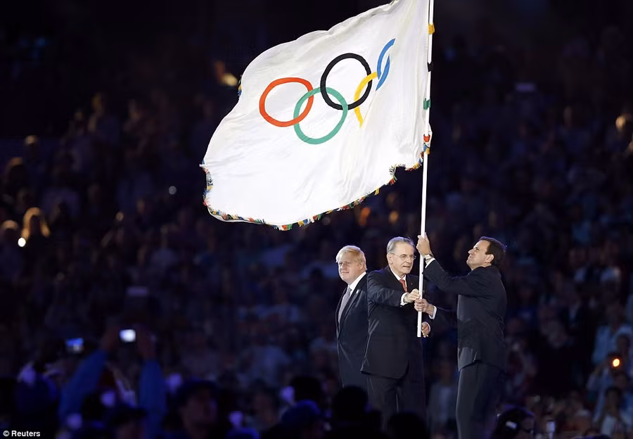 Bế mạc Olympic London: Ấn tượng khó phai ảnh 10 London mayor Boris Johnson passes the Olympic Flag to Rio de Janeiro Mayor Eduardo Paes, helped by IOC president Jacques Rogge Read more: http://www.dailymail.co.uk/news/article-2187413/London-2012-Closing-Ceremony-Feeling-sad-end-Games-Eric-Idle-leads-80-000-crowd-rendition-Always-Look-Bright-Side-Life.html#ixzz23O8oRE45
