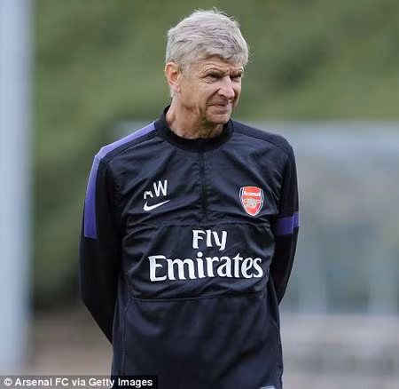 HLV Arsene Wenger của Arsenal đang... HLV Arsene Wenger của Arsenal đang...