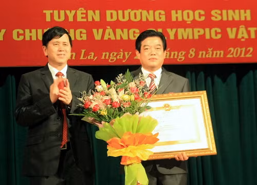 Giám đốc Sở GD-ĐT Sơn La Hoàng Tiến Đức đón nhận Huân chương Lao động hạng 3 của Chủ tịch nước trao tặng. Ảnh, gdtd.vn
