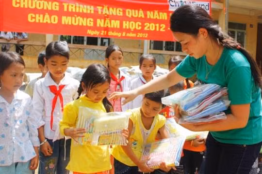 Những phần quà được các thầy cô giáo trong trường trao cho các em 