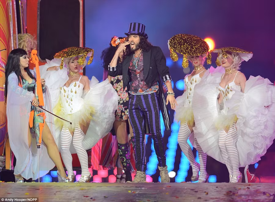Bế mạc Olympic London: Ấn tượng khó phai ảnh 8 Comedy star Russell Brand performs his sketch during the Olympic Games closing ceremony Read more: http://www.dailymail.co.uk/news/article-2187413/London-2012-Closing-Ceremony-Feeling-sad-end-Games-Eric-Idle-leads-80-000-crowd-rendition-Always-Look-Bright-Side-Life.html#ixzz23O9Nj9Jb