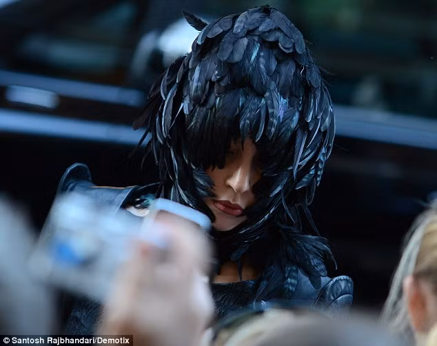 "Quạ đen" Lady Gaga