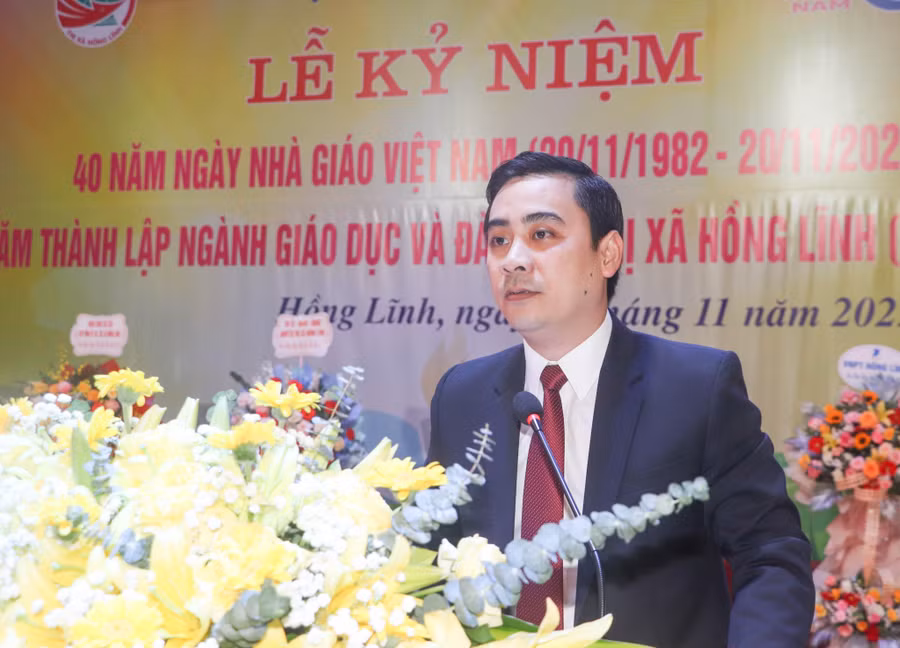 Ông Nguyễn Thành Đông - Bí thư Thị ủy thị xã Hồng Lĩnh biểu dương những kết quả mà ngành giáo dục Thị xã đạt được trong những năm qua.