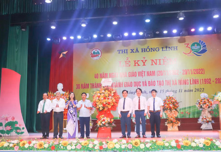 Lãnh đạo Sở GD&amp;ĐT và ...