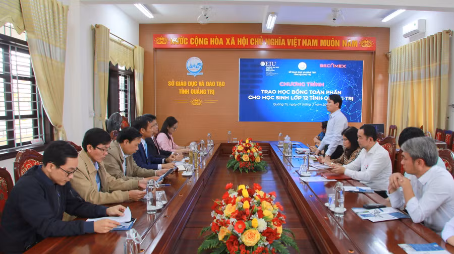 Lãnh đạo Sở GD&ĐT Quảng Trị trao đổi thông tin với Trường Đại học Quốc tế Miền Đông.