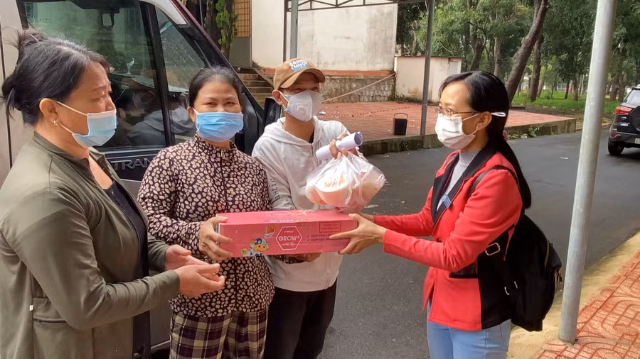 Giọt nước mắt hạnh phúc ngày trở về của các thợ hồ ảnh 3