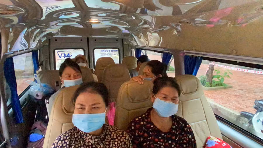 Những giọt nước mắt hạnh phúc của 6 thợ hồ khi ngồi trên xe để về quê nhà.