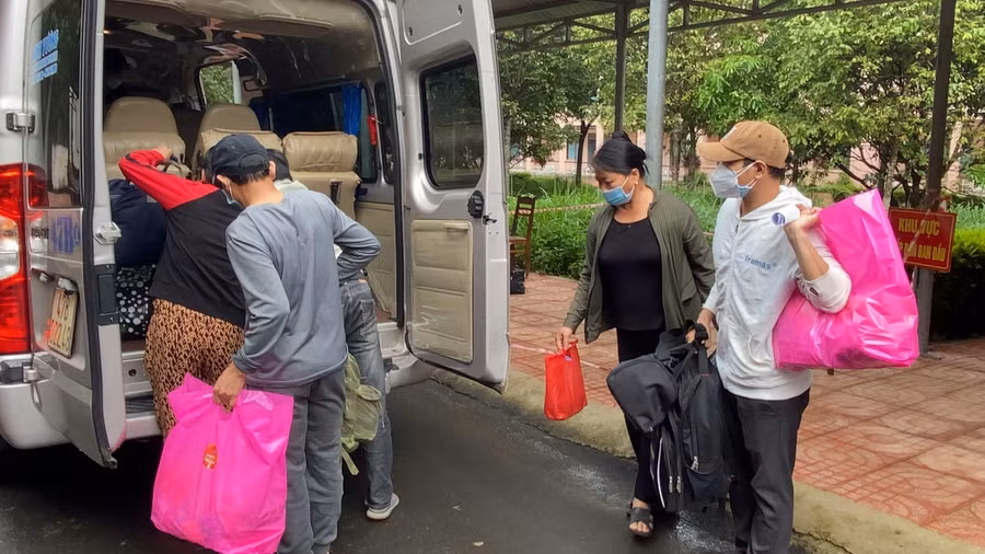 Hành trang về quê chỉ là những túi quà đơn sơ nhưng hết sức ấm lòng đối với những lao động nghèo.