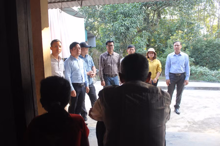 Đại diện Văn phòng Báo GD&TĐ khu vực MTTN cùng bạn đọc động viên và... Đại diện Văn phòng Báo GD&TĐ khu vực MTTN cùng bạn đọc động viên và...