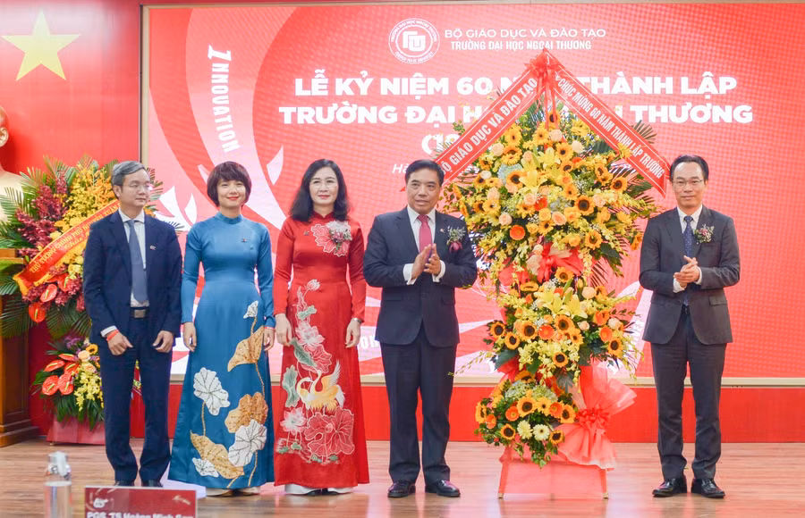 Thứ trưởng Hoàng Minh Sơn tặng hoa chúc mừng nhà trường.