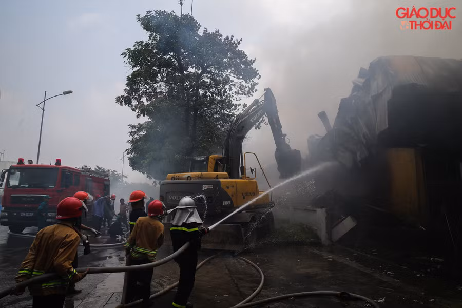 Khu nhà xưởng quây bằng tôn và tưởng quây, nên lực lượng đã điều động máy xúc để phá tường Khu nhà xưởng quây bằng tôn và tưởng quây, nên lực lượng đã điều động máy xúc để phá tường