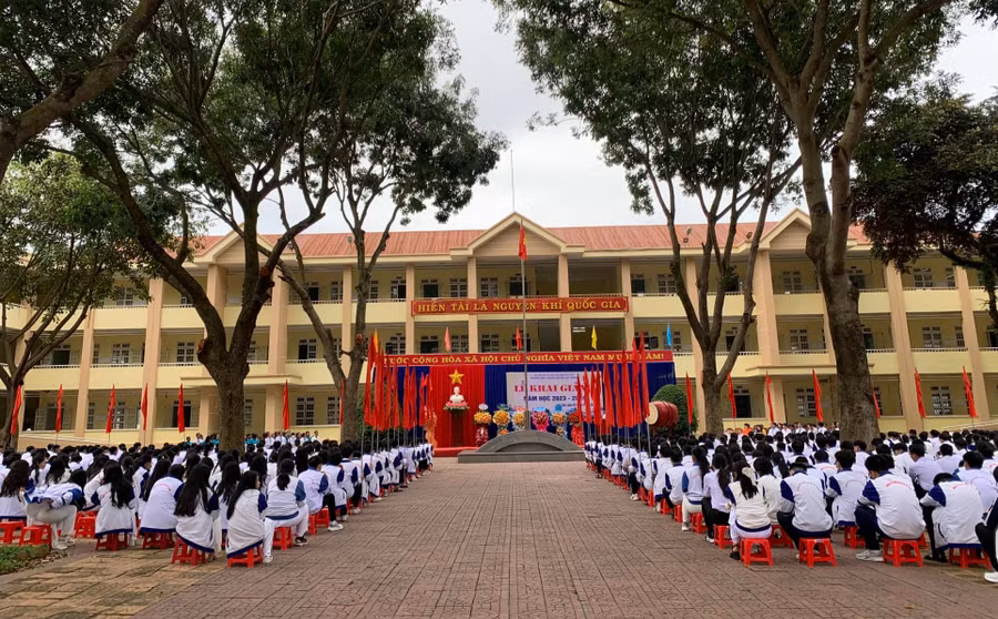 Học sinh Trường Chuyên Nguyễn Tất Thành trong buổi Lễ khai giảng năm học 2023-2024. Học sinh Trường Chuyên Nguyễn Tất Thành trong buổi Lễ khai giảng năm học 2023-2024.