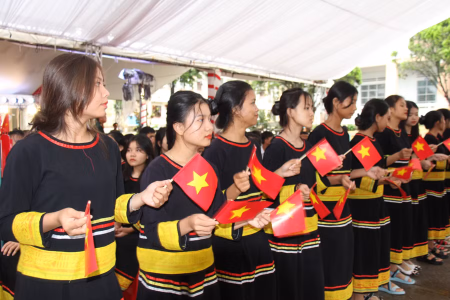 Học sinh Trường PTDTNT tỉnh Gia Lai trong bộ trang phục truyền thống trong buổi lễ khai giảng. Học sinh Trường PTDTNT tỉnh Gia Lai trong bộ trang phục truyền thống trong buổi lễ khai giảng.