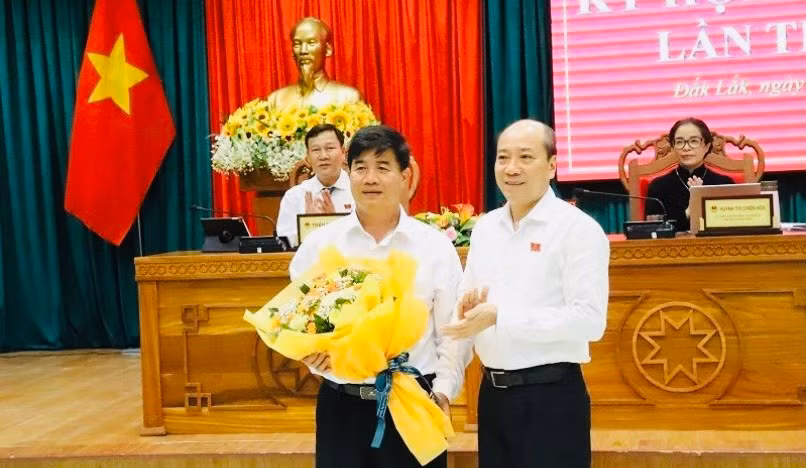 Ông Phạm Ngọc Nghị - Chủ tịch UBND tỉnh Đắk Lắk tặng hoa chúc mừng ông Nguyễn Thiên Văn (ảnh: CL).