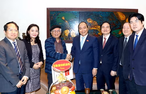 Thủ tướng Nguyễn Xuân Phúc thăm nhà điêu khắc Tạ Quang Bạo - Ảnh: VGP Thủ tướng Nguyễn Xuân Phúc thăm nhà điêu khắc Tạ Quang Bạo - Ảnh: VGP
