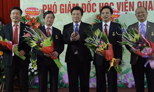 Thứ trưởng Nguyễn Hữu Độ trao tặng danh hiệu Nhà giáo Ưu tú cho các thầy giáo của Học viện Quản lý Giáo dục