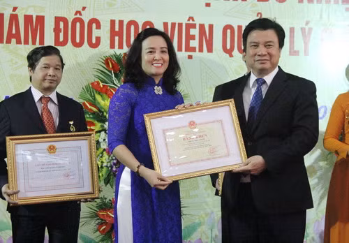 Và trao Bằng khen của Thủ tướng Chính phủ, Bộ trưởng Bộ GD&ĐT cho các tập thể và cá nhân có thành tích xuất sắc trong sự nghiệp Giáo dục và đào tạo