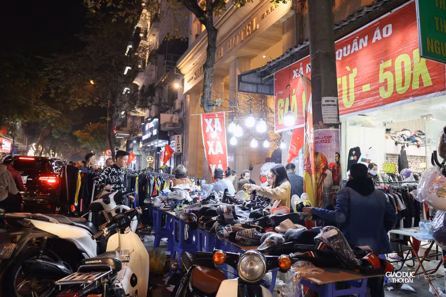 Phong phú về kiểu dáng, mẫu mã, kích cỡ, chất liệu, đa dạng về chất lượng… đáp ứng nhu cầu của khá đông người dân là điều dễ thấy đối với các mặt hàng quần áo giảm giá cuối năm.
