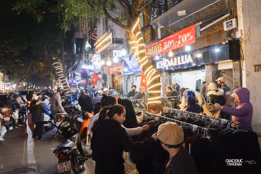 Người mua đông đúc, lấn kín lòng đường.
