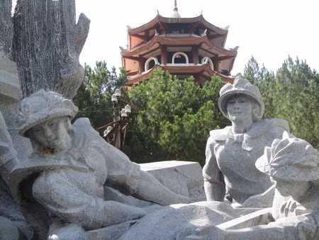 Cụm tượng đài và tháp chuông Đồng Lộc