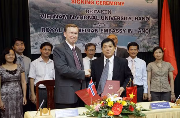 Vấn đề môi trường - thách thức lớn nhất biến đổi khí hậu trong điều kiện tự nhiên và kinh tế - xã hội đặc trưng của Việt Nam ảnh 1 Đại sứ Na Uy và Giám đốc ĐHQG Hà Nội ký và trao văn bản hợp tác