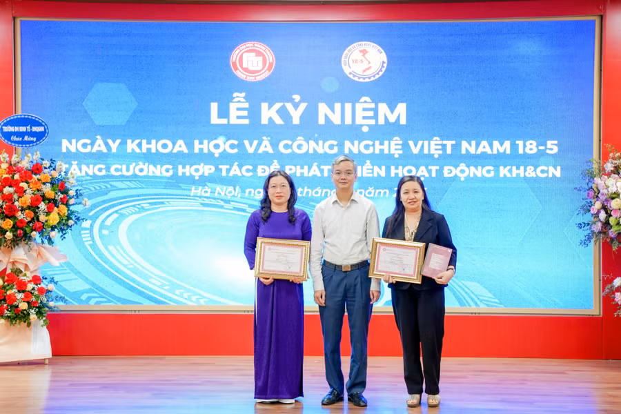 Lãnh đạo nhà trường đã trao tặng quyết định khen thưởng tới các tập thể và cá nhân. Lãnh đạo nhà trường đã trao tặng quyết định khen thưởng tới các tập thể và cá nhân.