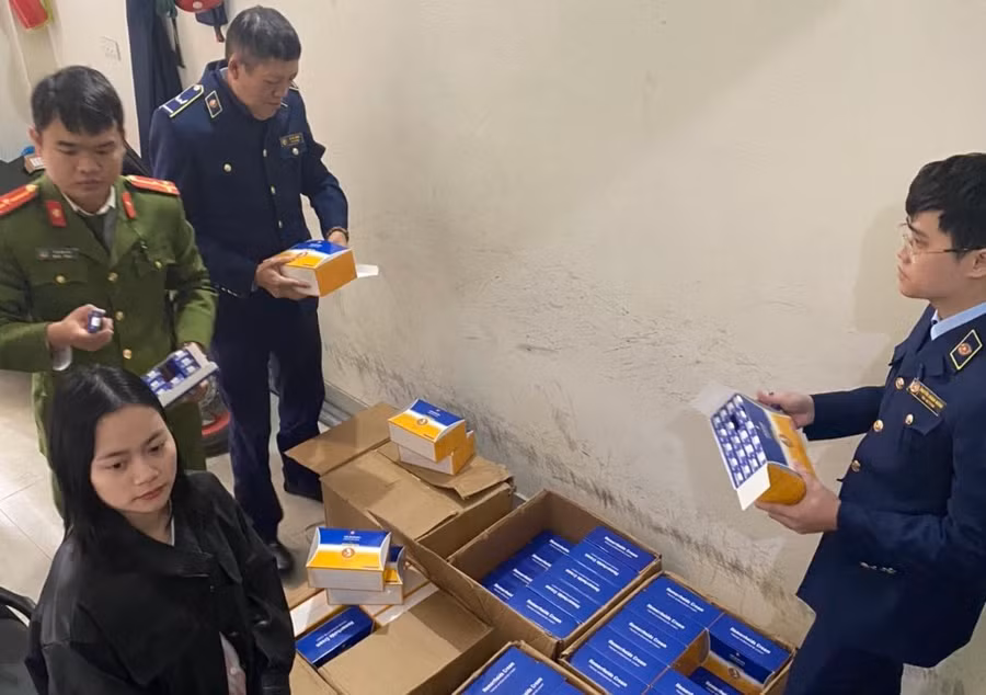 Lực lượng QLTT kiểm tra hoạt động tại cơ sở kinh doanh của bà H. Lực lượng QLTT kiểm tra hoạt động tại cơ sở kinh doanh của bà H.