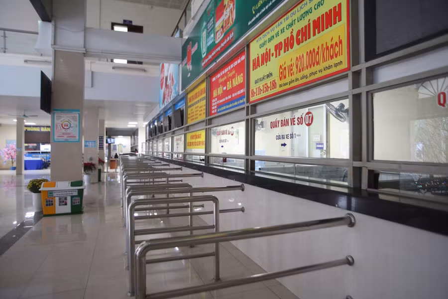Cảnh tượng tại các quầy vé không một bóng người.