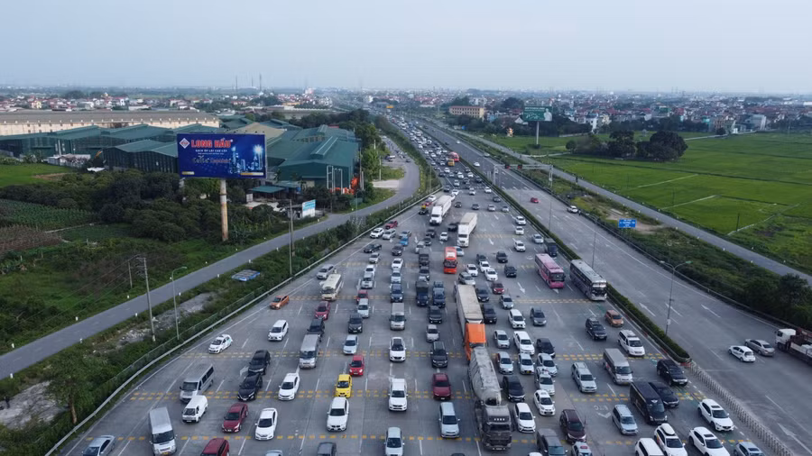 Các phương tiện nối đuôi nhau kéo dài hàng km trước trạm thu phí.