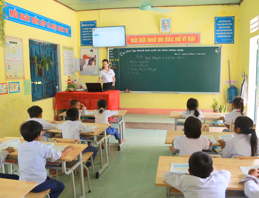 Tại trường Tiểu học Thuận, giáo viên sử dụng máy tính cá nhân kết nối với tivi để dạy học.