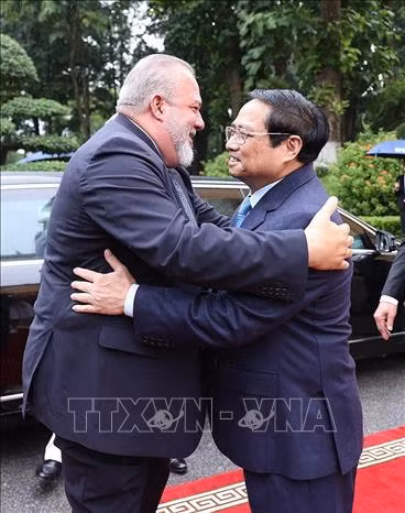 Thủ tướng Phạm Minh Chính đón Thủ tướng nước Cộng hòa Cuba Manuel Marrero Cruz. Ảnh: Dương Giang/TTXVN