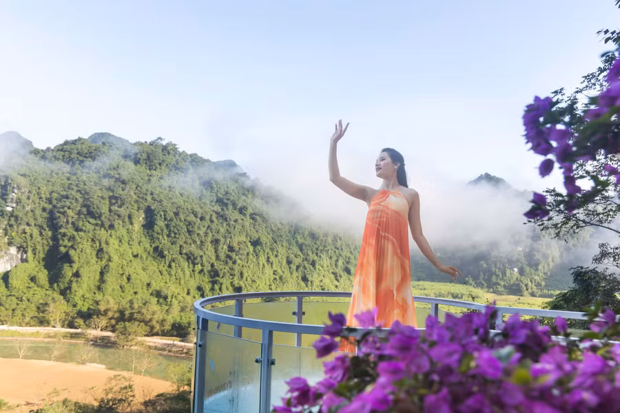 Trung tâm Du lịch Phong Nha - Kẻ Bàng đang được giao quản lý khai thác các tuyến, điểm du lịch: Động Phong Nha, Động Tiên Sơn, Điểm Du lịch Suối Nước Moọc, Điểm Du lịch Sông Chày – Hang Tối, Hang Tám Cô, Nhà hàng Sơn Đoòng, Khách sạn Heritage by Night cùng nhiều dịch vụ bổ trợ khác.
