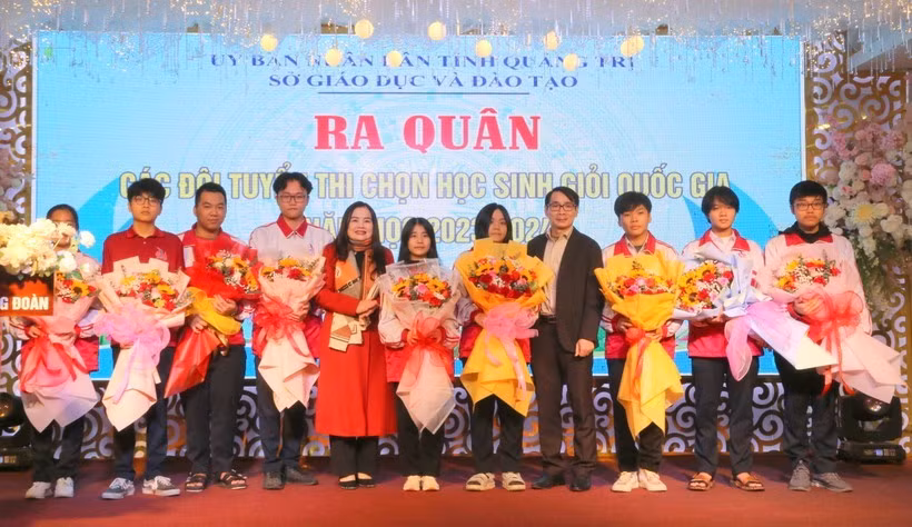 TS Lê Thị Hương, giám đốc Sở GD&amp;ĐT Quảng Trị và Phó Giám đốc Mai Huy Phương tặng hoa động viên các học sinh tham dự kỳ thi.