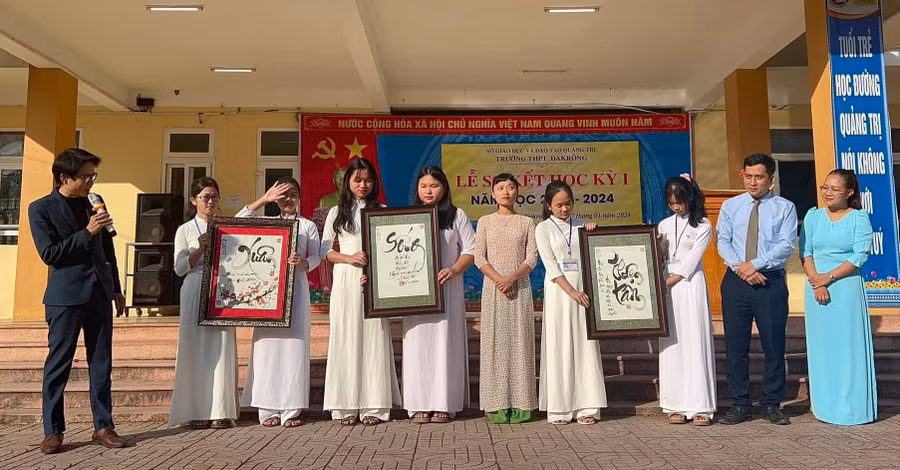 Thầy giáo Phan Hoàng Bách cũng viết tặng 3 bức thư pháp tặng Đoàn trường để bán đấu giá hỗ trợ học sinh. Thầy giáo Phan Hoàng Bách cũng viết tặng 3 bức thư pháp tặng Đoàn trường để bán đấu giá hỗ trợ học sinh.