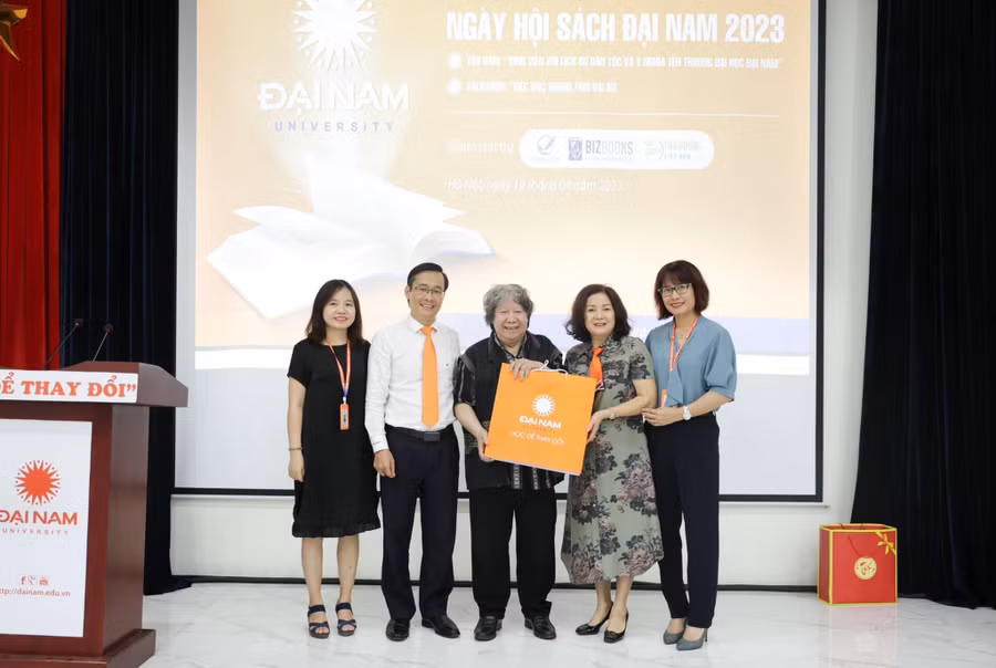 Nhà sử học Lê Văn Lan truyền cảm hứng về tình yêu dân tộc với thầy và trò trường Đại học Đại Nam.
