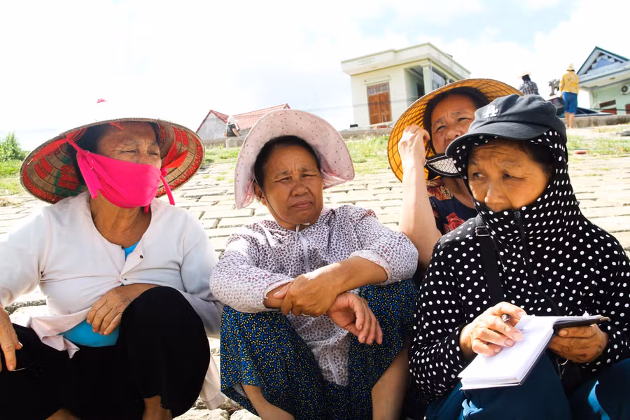 Nhóm người chờ tàu đánh bắt trong ngày về để thu mua hải sản. Nhóm người chờ tàu đánh bắt trong ngày về để thu mua hải sản.