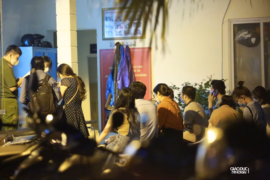 19h ngày 6/9, vẫn còn nhiều người dân di chuyển đến công an phường để nộp hồ sơ.
