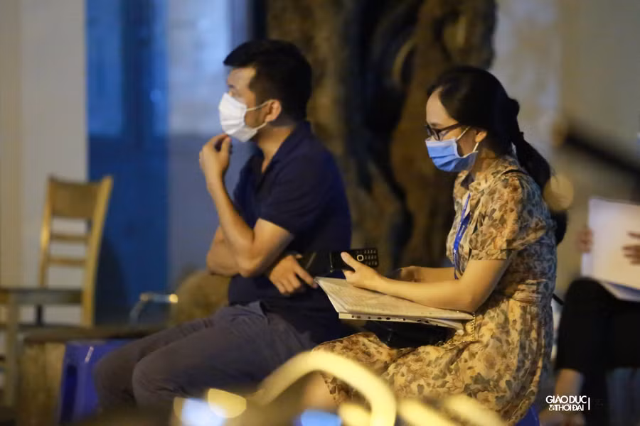 Ra về với tâm trạng mệt mỏi vì phải chờ đợi 6 tiếng đồng hồ để đến lượt mình được nộp hoàn thiện hồ sơ.