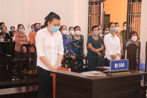 Bị cáo Nguyễn Thị Ngọc Nhàn tại phiên tòa xét xử.