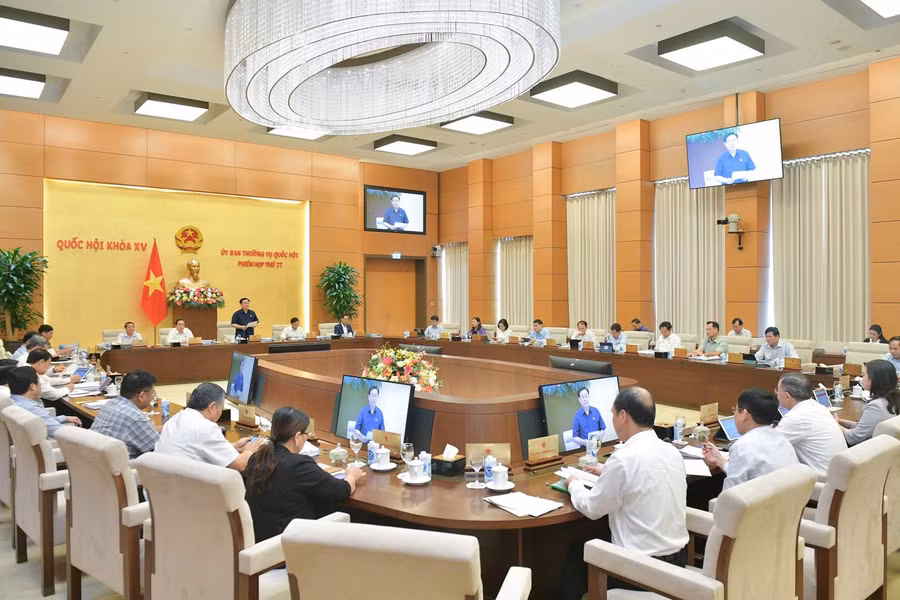 Chủ tịch Quốc hội Vương Đình Huệ phát biểu khai mạc phiên họp thứ 27 của Ủy ban Thường vụ Quốc hội. Chủ tịch Quốc hội Vương Đình Huệ phát biểu khai mạc phiên họp thứ 27 của Ủy ban Thường vụ Quốc hội.