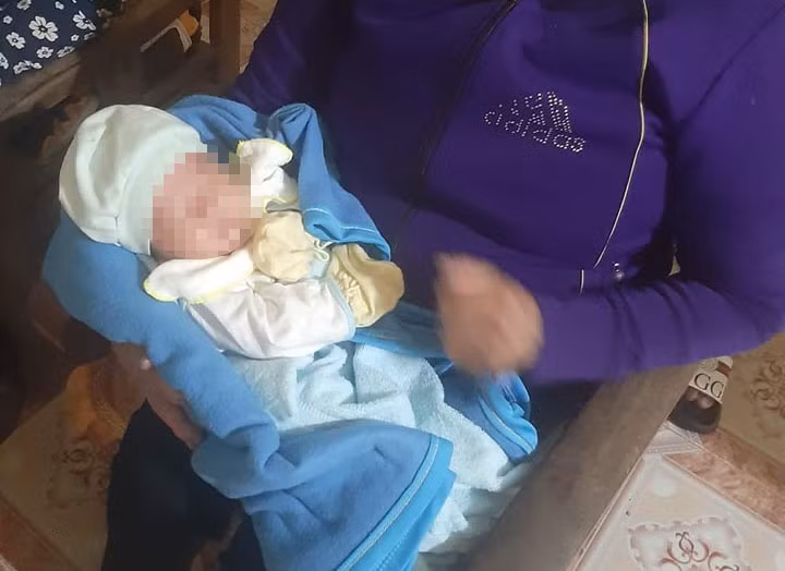 Bé gái bị bỏ rơi hiện đang được người dân chăm sóc.