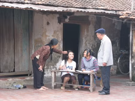 "Xin thông báo, đã đến giờ học buổi tối tại nhà"