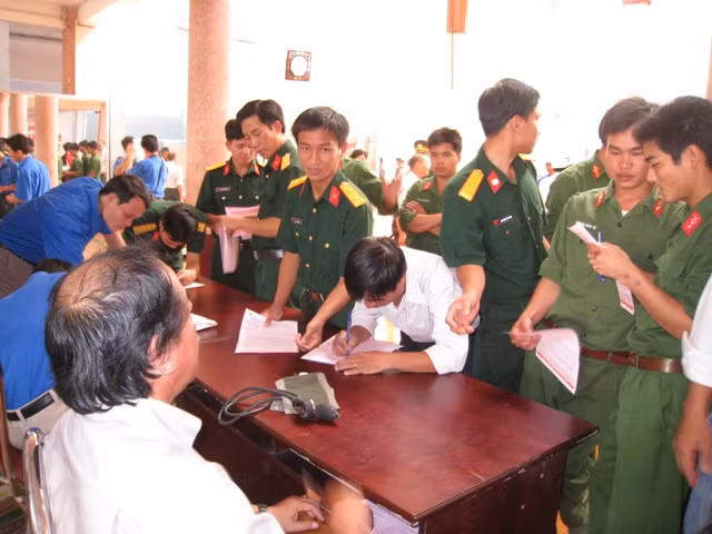 Học sinh, sinh viên xung kích hiến máu nhân đạo ảnh 2 Các chiến sĩ là người đồng bào dân tộc lần đầu tham gia hiến máu với tình cảm nhiệt thành.