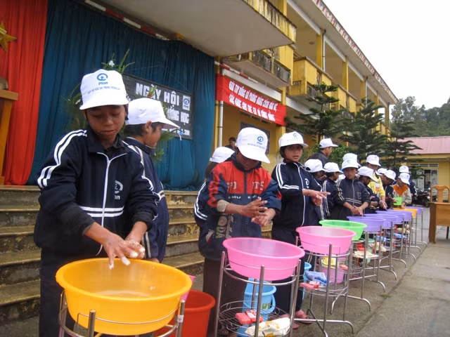 Ngày hội rửa tay bằng xà phòng ảnh 1 Học sinh 10 trường học vui mừng và tích cực tham gia Ngày hội rửa tay bằng xà phòng.
