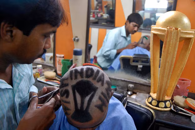Những hình ảnh ấn tượng trong tuần ảnh 6 A cricket fan gets a haircut displaying his support for the Indian team, in Howrah, on the outskirts of Calcutta