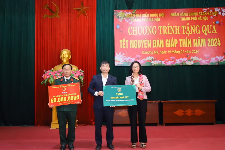 GS.TS Nguyễn Thị Lan – Giám đốc Học viện Nông nghiệp Việt Nam trao 40 suất quà Tết cho học sinh THPT của huyện Chương Mỹ (Hà Nội).