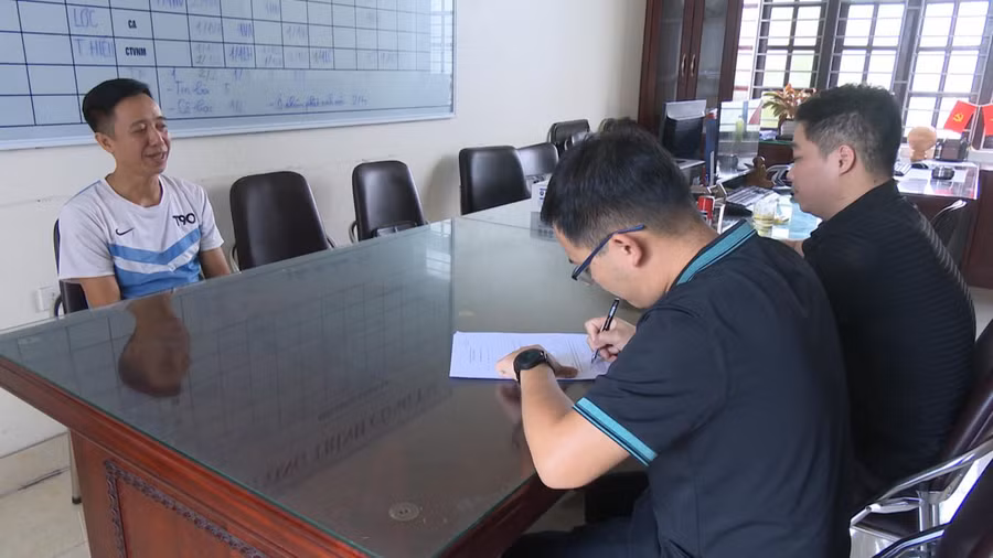 Đối tượng truy nã Lê Văn Nho (áo trắng) tại cơ quan điều tra.