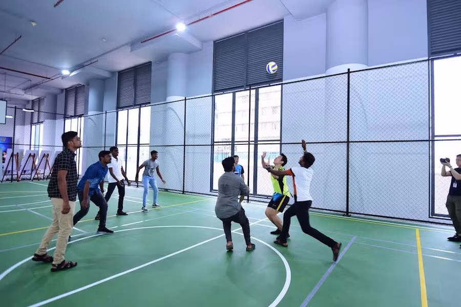 Các sinh viên Ấn Độ học tại Khoa Y hào hứng trải nghiệm Khu phức hợp thể thao nghệ thuật của HIU. Các sinh viên Ấn Độ học tại Khoa Y hào hứng trải nghiệm Khu phức hợp thể thao nghệ thuật của HIU.