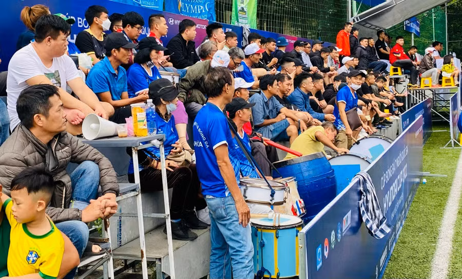 Rất đông khán giả ở TP Buôn Ma Thuột tới sân từ trước lúc khai mạc giải.