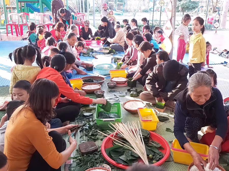 Phụ huynh và GV cùng tham gia GD truyền thống qua gói bánh chưng ngày tết